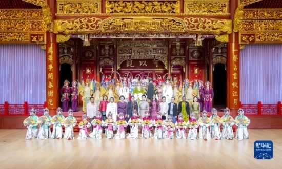  10月18日上午，國家主席習(xí)近平夫人彭麗媛邀請出席第三屆“一帶一路”國際合作高峰論壇的外方領(lǐng)導(dǎo)人夫人參觀中國工藝美術(shù)館（中國非物質(zhì)文化遺產(chǎn)館）。這是彭麗媛同外方領(lǐng)導(dǎo)人夫人與文藝演出演職人員合影。新華社記者 丁林 攝