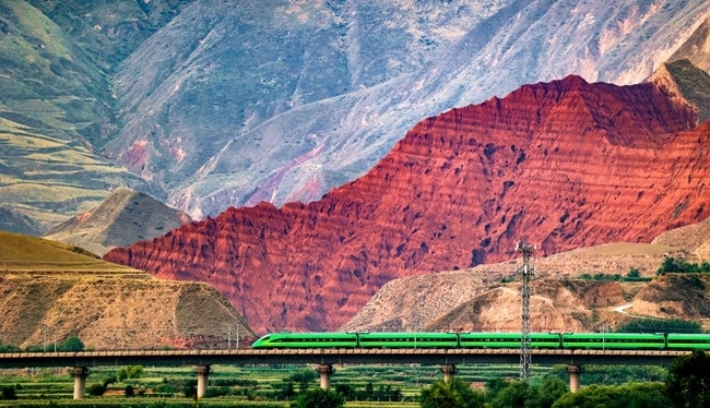穿越丹霞地貌的火車。蘭州局集團(tuán)公司融媒體中心供圖
