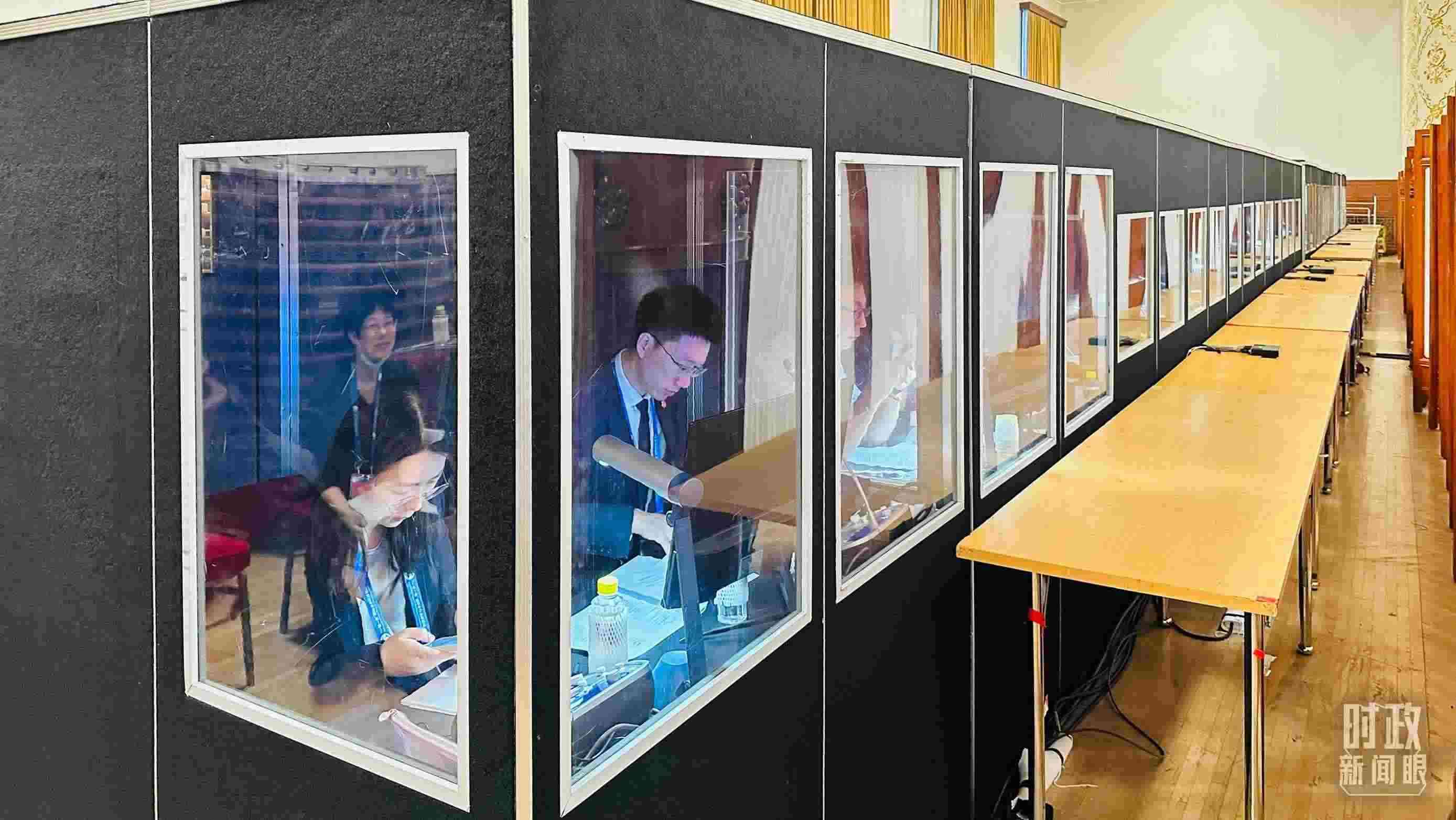 △開幕式現(xiàn)場的多語種同傳間。（總臺國廣記者時冉拍攝）