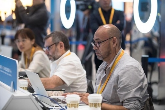 10月17日，記者在“一帶一路”國(guó)際合作高峰論壇新聞中心工作。新華社記者 張豪夫 攝