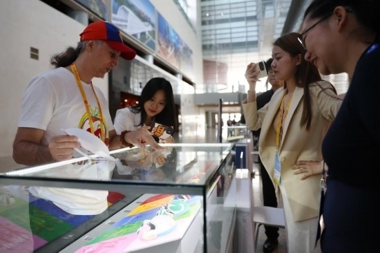 10月16日，參會(huì)記者在“一帶一路”國(guó)際合作高峰論壇新聞中心參觀展示的中國(guó)非物質(zhì)文化遺產(chǎn)展品。新華社記者 陳斌 攝