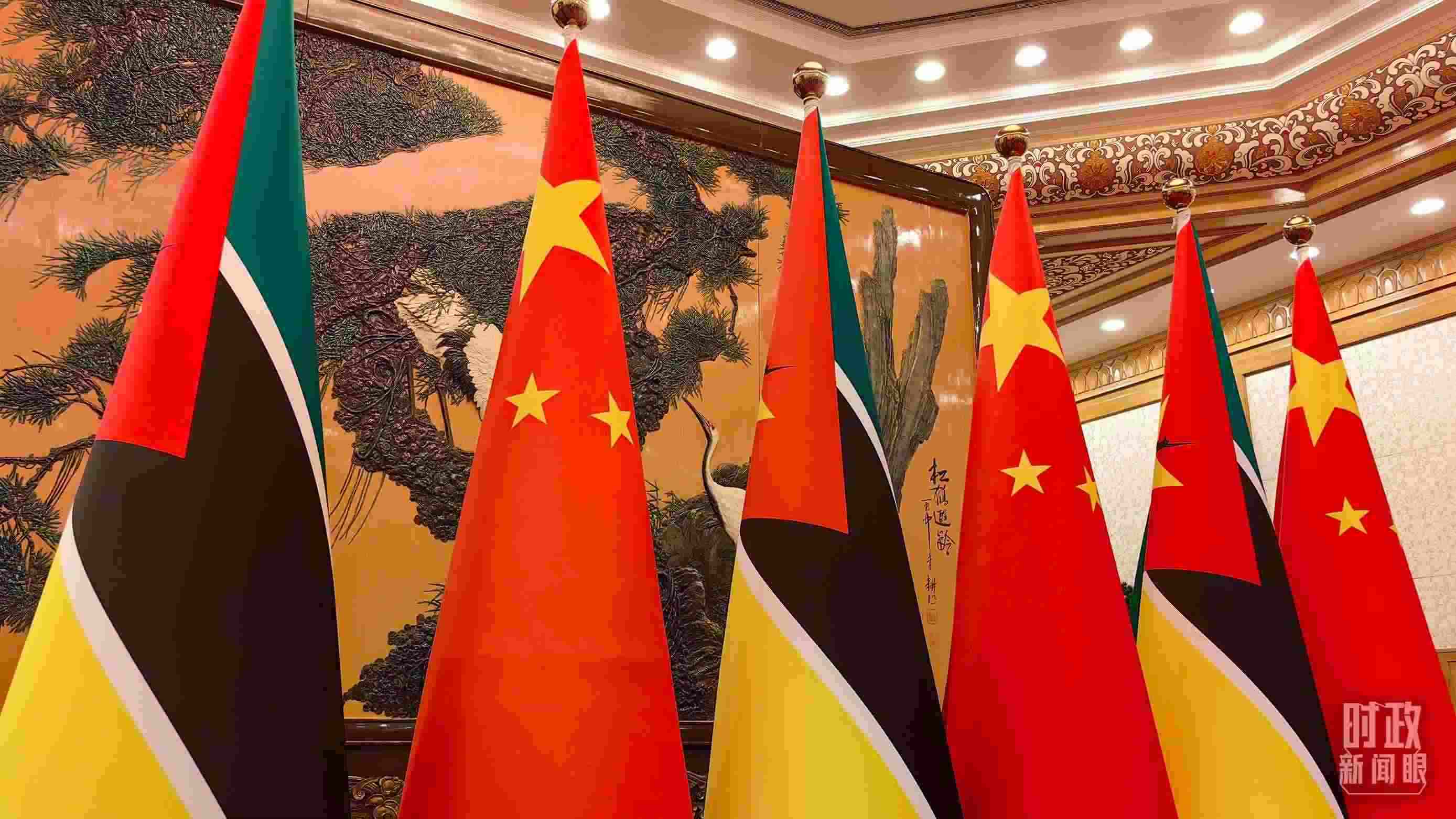 △會見現(xiàn)場，中國、莫桑比克兩國國旗。（總臺央廣記者潘毅拍攝）