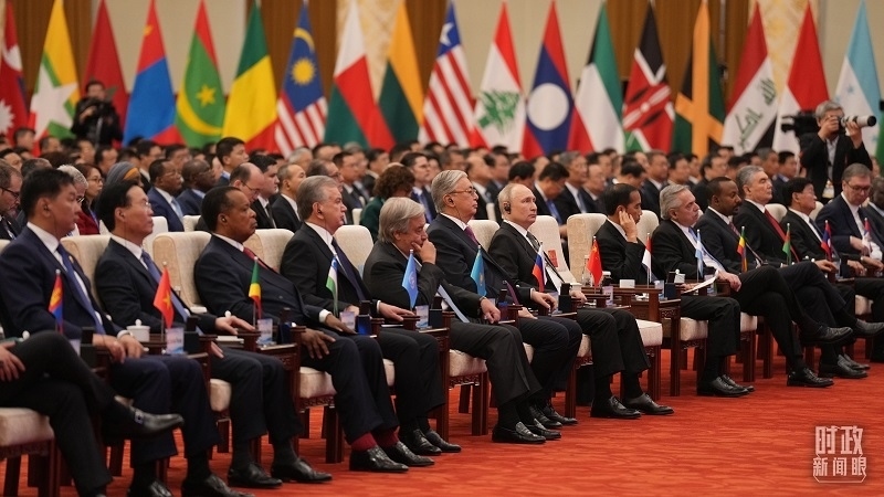 △18日上午，外方領(lǐng)導(dǎo)人在開幕式上聆聽習(xí)近平主席主旨演講。（總臺國廣記者李晉拍攝）