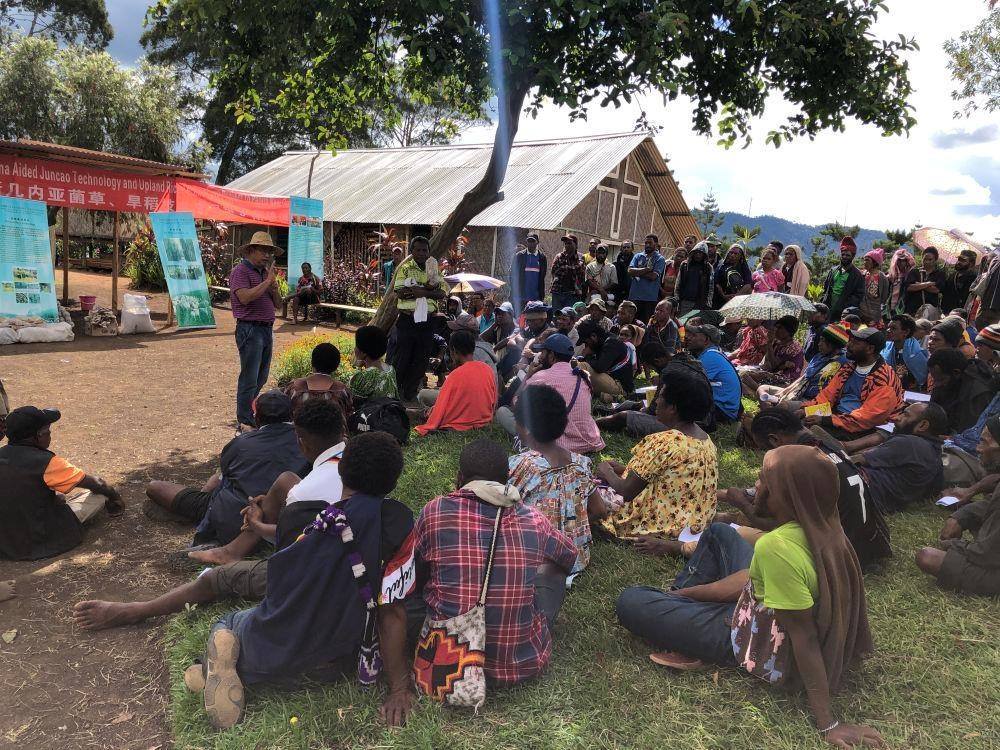 △2020年12月15日，中國專家在巴布亞新幾內(nèi)亞東高地省中國援助巴新菌草和旱稻技術(shù)項目第9期培訓(xùn)班上授課。