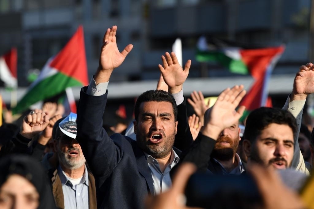 10月18日，人們在伊朗德黑蘭舉行集會。當日，突尼斯、土耳其、伊朗等多國民眾舉行集會，表達對巴勒斯坦人民的支持，并譴責針對加沙城醫(yī)院的襲擊。新華社記者 沙達提 攝