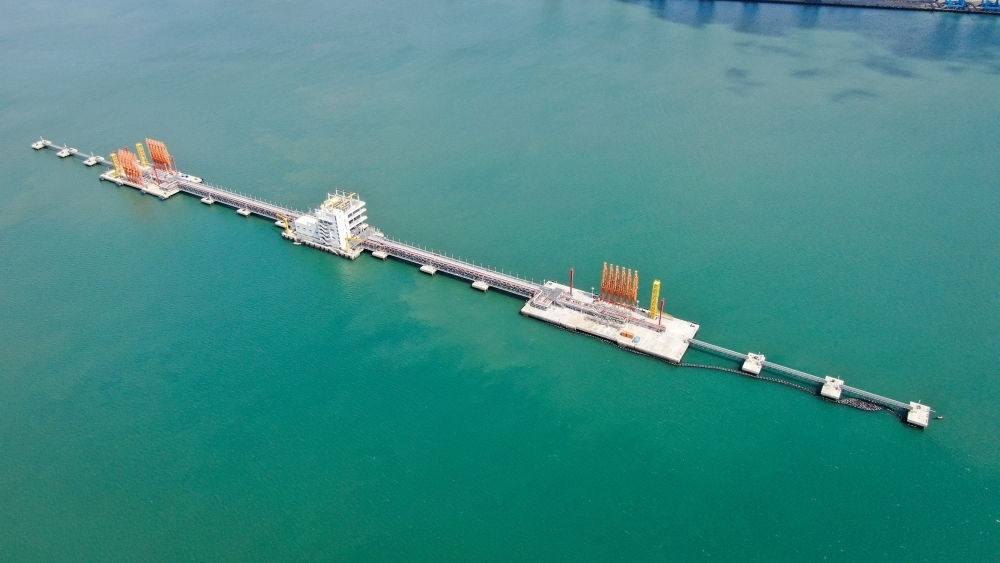 這是肯尼亞蒙巴薩油碼頭（2023年9月20日攝，無人機照片）。新華社發(fā)（中國交通建設(shè)股份有限公司肯尼亞蒙巴薩新建油碼頭項目部供圖）