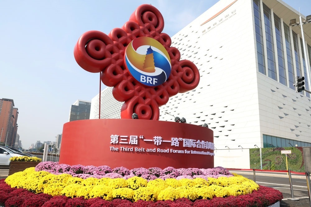 這是在北京國家會議中心附近拍攝的“一帶一路”國際合作高峰論壇景觀布置（2023年10月17日攝）。新華社記者 陳斌 攝