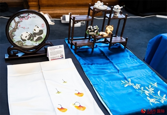 活動現場的現場文創(chuàng)展、互動體驗區(qū)、非遺區(qū)展示。人民網 郭錦標攝