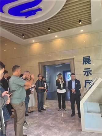 （在文瀾智谷中試產(chǎn)業(yè)基地，中外記者深入了解科技轉(zhuǎn)化情況 趙橙涔攝）