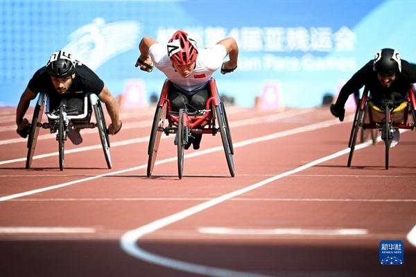 10月23日，中國選手龔文浩（左二）在杭州第4屆亞殘運會男子100米-T34決賽的比賽中。他以15秒55的成績獲得該項目銀牌。新華社記者 江漢攝