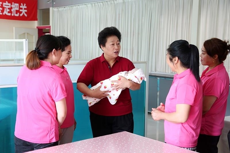 △2021年6月2日，卓長立（中）指導正在接受培訓的家政服務員。