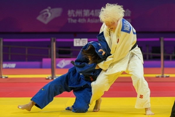 10月24日，杭州第4屆亞殘運會柔道女子J2級57公斤級決賽舉行。圖為中國隊選手王嘉楠（右）和日本隊選手廣瀨順子在比賽中。圖片來源：杭州亞殘組委