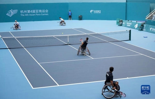 10月24日，在杭州第4屆亞殘運會輪椅網(wǎng)球男子雙打1/4決賽中，中國組合董順江/紀(jì)珍旭以0比2不敵韓國組合任浩元/韓成奉，無緣半決賽。圖為董順江（右二）/紀(jì)珍旭（右一）在比賽中。新華社記者 才揚攝