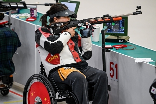 10月23日，杭州第4屆亞殘運會射擊(R2)SH1級女子10米氣步槍立射資格賽舉行。圖為中國隊選手張翠平在比賽中。圖片來源：杭州亞殘組委