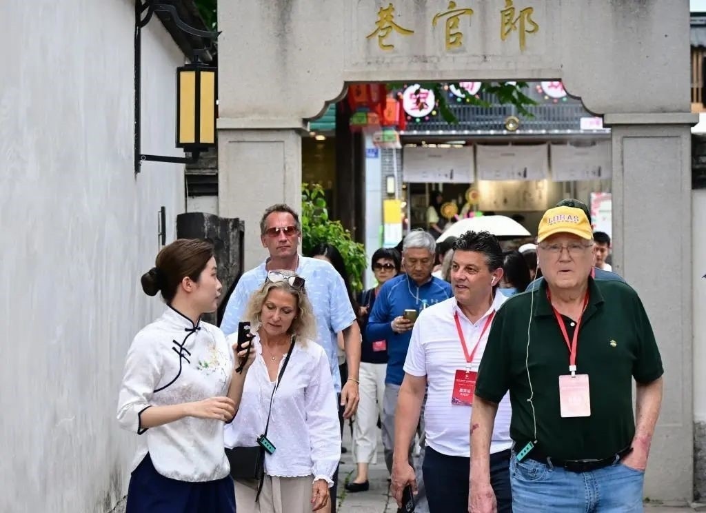 △2023年6月27日，“鼓嶺之友”部分成員和中美各界人士在福建福州南后街三坊七巷參觀訪問。