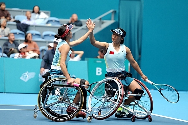 10月25日，杭州亞殘運會輪椅網(wǎng)球女雙決賽，中國組合朱珍珍(右)/郭珞瑤慶祝得分。人民網(wǎng)記者 胡雪蓉攝