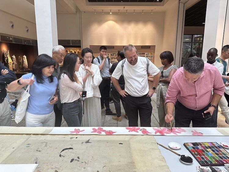 首屆國(guó)際傳播“絲路獎(jiǎng)”獲獎(jiǎng)代表等在廣州市荔灣區(qū)永慶坊參加文化交流活動(dòng)。楊爍壁、王燕攝影報(bào)道