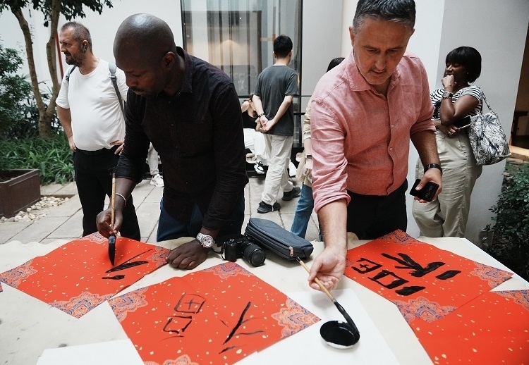 首屆國(guó)際傳播“絲路獎(jiǎng)”獲獎(jiǎng)代表等在廣州市荔灣區(qū)永慶坊參加文化交流活動(dòng)。楊爍壁、王燕攝影報(bào)道