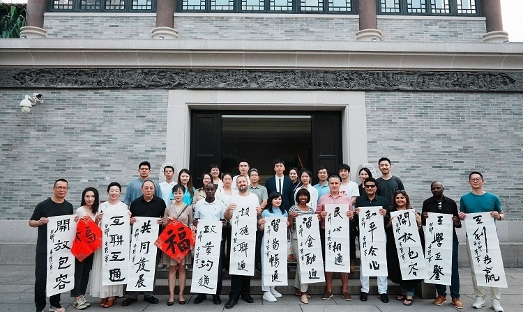 首屆國(guó)際傳播“絲路獎(jiǎng)”獲獎(jiǎng)代表等在廣州市荔灣區(qū)永慶坊參加文化交流活動(dòng)。楊爍壁、王燕攝影報(bào)道