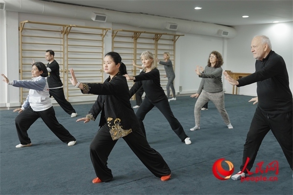 阿根廷武術(shù)俱樂(lè)部協(xié)會(huì)副會(huì)長(zhǎng)陳敏正在教學(xué)。人民網(wǎng)記者 張若涵攝