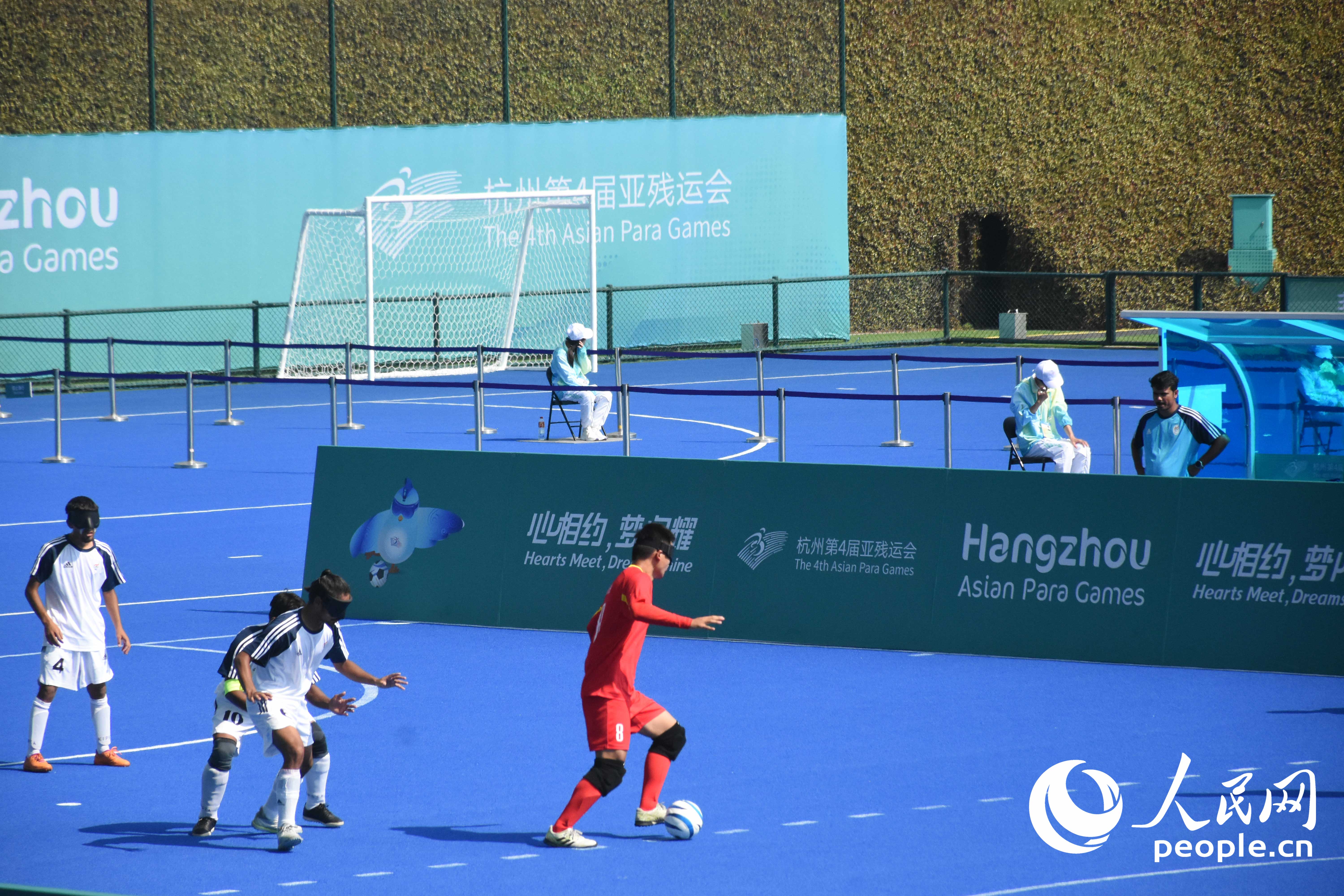 盲人足球比賽進(jìn)行中，賽場(chǎng)周圍有特制擋板。人民網(wǎng) 周靜圓攝