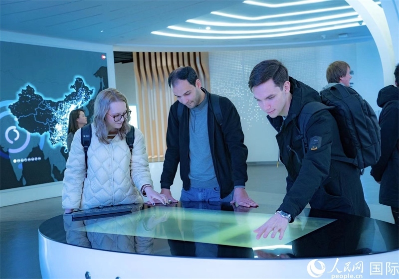 歐亞國家記者在國家大數(shù)據(jù)（貴州）綜合試驗區(qū)交流體驗中心參觀。人民網(wǎng) 陽茜攝