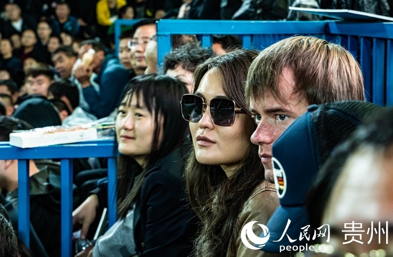 外媒記者走進“村BA”決賽現(xiàn)場觀看比賽。人民網(wǎng) 陽茜 攝