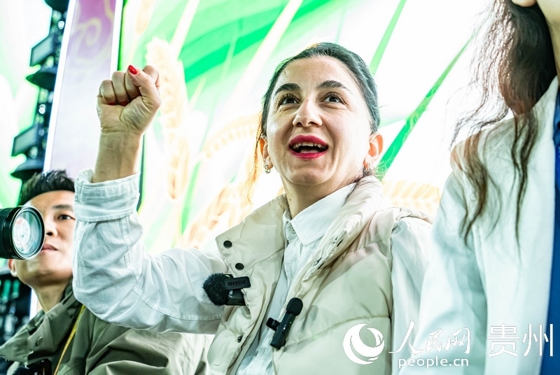 外媒記者在現(xiàn)場吶喊助威。人民網(wǎng) 陽茜攝