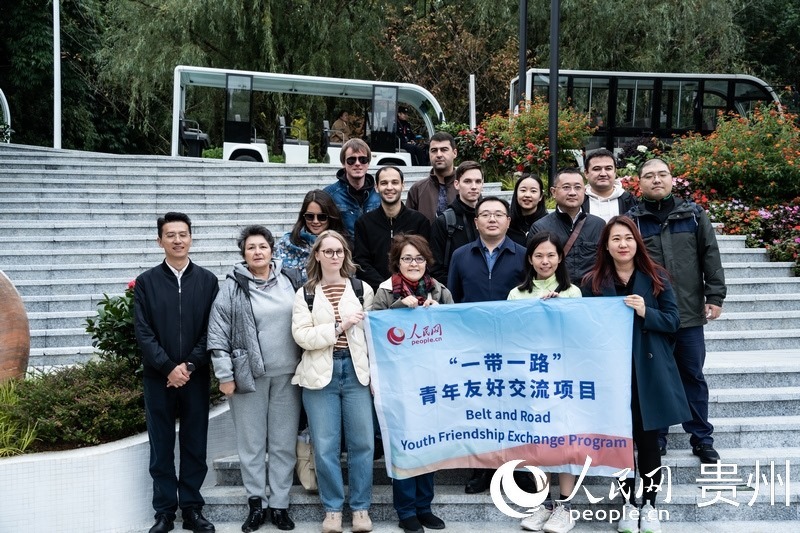 合影留念。人民網(wǎng) 陽茜攝