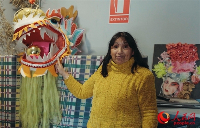 “熊貓閱覽室”一角。盧漢·梅洛為記者展示大使館贈送的龍頭。人民網(wǎng)記者 張若涵攝