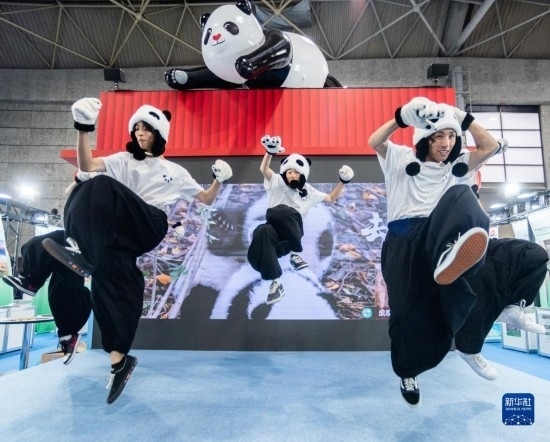  10月29日，街舞隊(duì)在日本大阪國(guó)際會(huì)展中心中國(guó)館表演街舞。新華社發(fā)（中國(guó)駐大阪旅游辦事處供圖）