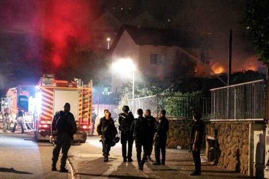 10月29日，在以色列北部城市謝莫納，以軍士兵和急救人員在一處被火箭彈擊中的現(xiàn)場執(zhí)勤。新華社發(fā)（阿亞爾·馬爾戈林攝/基尼圖片社）