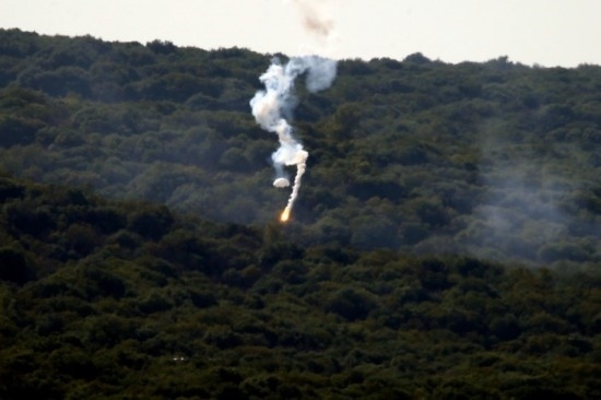 10月28日，閃光彈落在黎巴嫩納古拉樹林中燃起濃煙。新華社發(fā)（阿里·哈希紹攝）