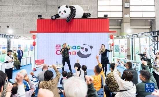  10月29日，游客在日本大阪國(guó)際會(huì)展中心中國(guó)館參與中國(guó)旅游知識(shí)問(wèn)答活動(dòng)。新華社發(fā)（中國(guó)駐大阪旅游辦事處供圖）