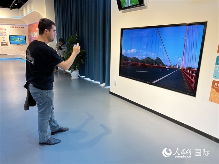 歐亞國(guó)家記者在橋梁博物館參觀。（人民網(wǎng) 花放攝）