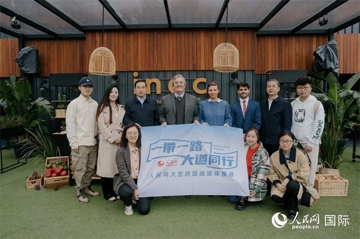 在烏拉圭第118屆普拉多牧農(nóng)業(yè)國際博覽會上，烏拉圭國家肉類協(xié)會主席與人民網(wǎng)記者合影。人民網(wǎng)記者 張若涵攝