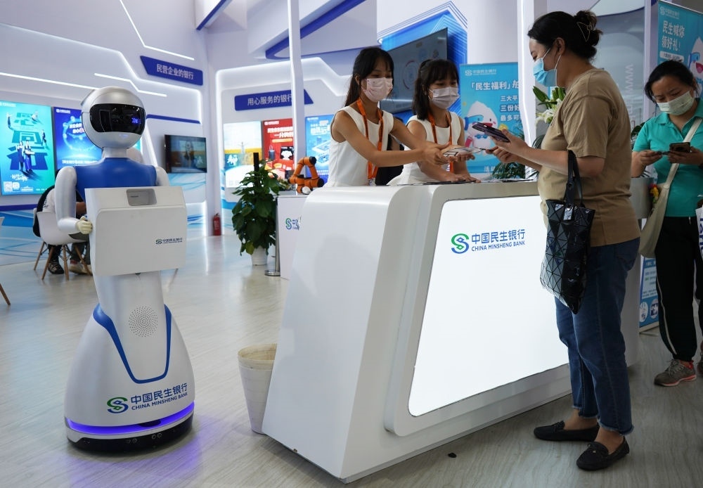 2022年9月4日，在服貿(mào)會(huì)首鋼園區(qū)金融服務(wù)專(zhuān)題展上，參觀(guān)者在中國(guó)民生銀行展臺(tái)咨詢(xún)金融業(yè)務(wù)。新華社記者 金皓原 攝