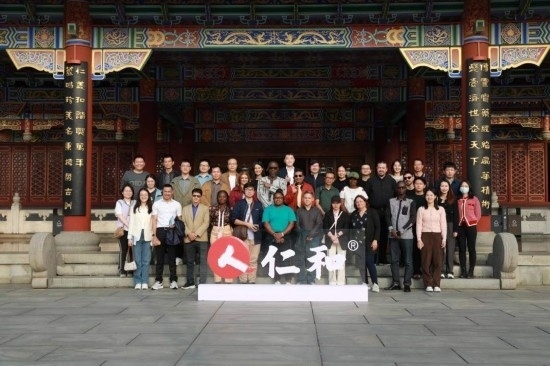 2023“一帶一路”媒體合作論壇聯合采訪團參觀仁和集團。（受訪者供圖）