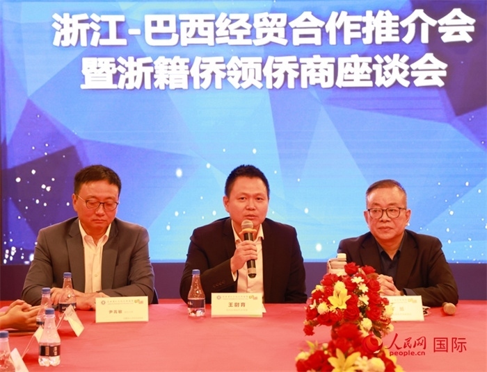 中國駐里約代總領事王尉育（中）在活動中致辭。人民網(wǎng)記者 陳海琪攝