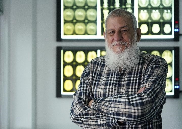 10月31日，古巴科學家裴德樂在電子科技大學校園內(nèi)。