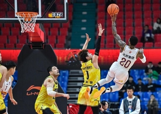 11月4日，北京控股隊(duì)球員費(fèi)爾德（右一）在比賽中投籃。新華社記者 顏麟蘊(yùn) 攝