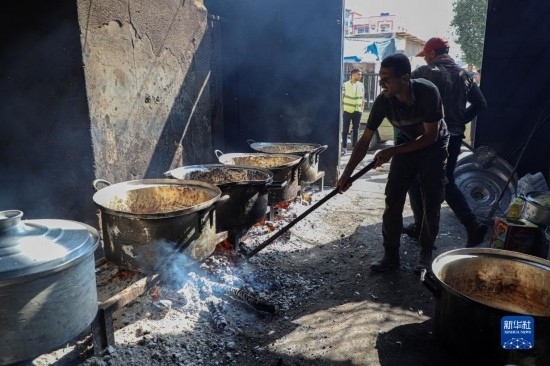 11月3日，在加沙地帶南部城市拉法，人們?cè)诿簹庵袛嗪笥貌窕鹱鲲垺Ｐ氯A社發(fā)（里澤克·阿卜杜勒賈瓦德攝）