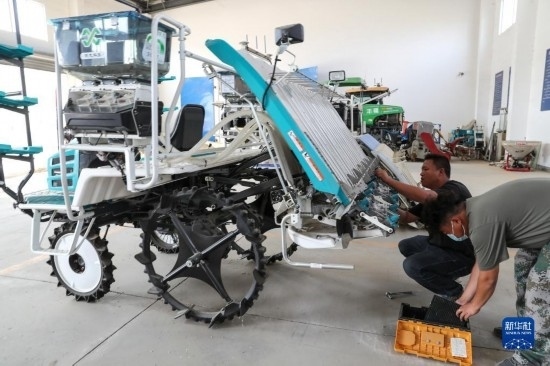 11月4日，技術(shù)員在南通市通州區(qū)十總鎮(zhèn)育民村農(nóng)場保養(yǎng)無人插秧機設(shè)備。