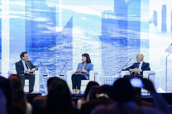 牛津大學研究全球化與發(fā)展問題的教授伊恩·戈爾丁（右一）表示，全球格局的變化是結(jié)構(gòu)性的，各國特別是西方國家必須順應變化。迪拜商會供圖