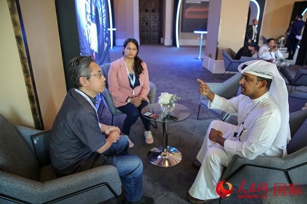 人民網(wǎng)記者采訪迪拜創(chuàng)新企業(yè)家索萊曼·里法伊（右一），索萊曼表示期待加強與中方合作。人民網(wǎng) 塔里克·易卜拉欣 攝