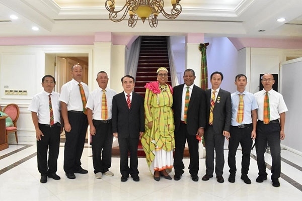 多米尼克總統(tǒng)伯頓和駐多米尼克大使林先江與中國農(nóng)業(yè)技術(shù)專家組合影。中國駐多米尼克大使館供圖