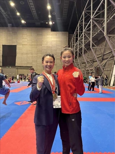 教練李紅（左）與龔莉（右）在2023年匈牙利布達(dá)佩斯世界空手道錦標(biāo)賽上合影。受訪者供圖