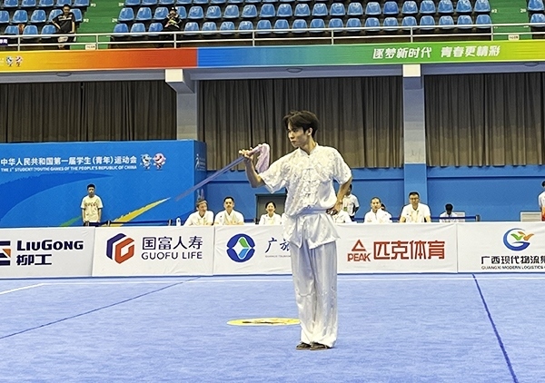 11月6日，第一屆全國學生（青年）運動會武術套路（大學組）男子自選劍術比賽中。人民網記者 歐興榮攝