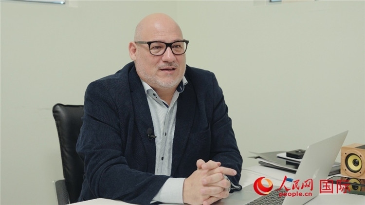 烏拉圭《共和國報》總編輯胡安·布蘭卡接受人民網(wǎng)專訪。人民網(wǎng)記者 張若涵攝