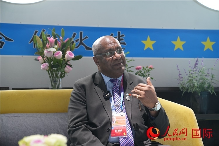 斐濟(jì)副總理兼貿(mào)易部長卡米卡米加談參加進(jìn)博會感受。人民網(wǎng)記者 吳超嵐攝